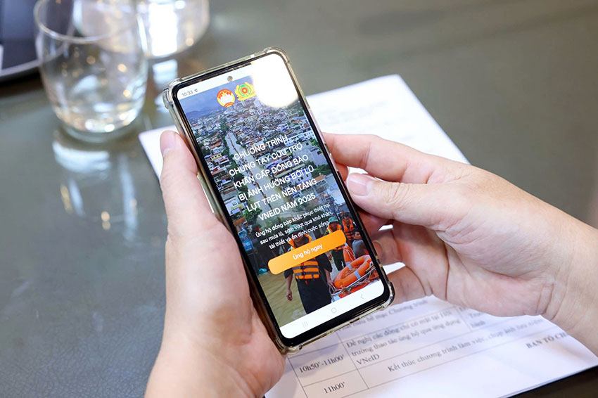 People can now support people in flooded areas through the VNeID application. Photo: P. Kien