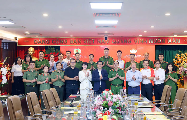 Cac dai bieu tai buoi phat dong. Anh: Quang Viet