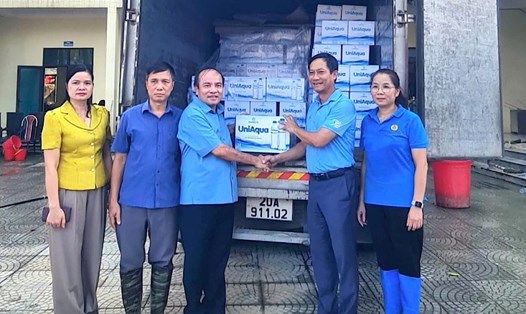 Ông Lê An Hải, Chủ tịch Công đoàn Công Thương Việt Nam (thứ 2 từ phải sang) trao hỗ trợ cho đơn vị bị thiệt hại do bão lụt. Ảnh: Thanh Thái