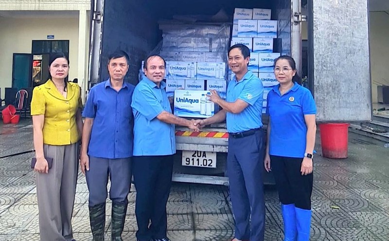 Mr. Le An Hai, Chairman of the Vietnam Trade Union of Industry and Trade (2nd from right) presented support to the unit affected by storms and floods. Photo: Thanh Thai