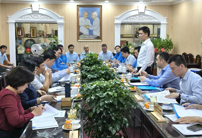 Vice President of the Vietnam General Confederation of Labor Ngo Duy Hieu (the person standing) said that in any circumstances, the Vietnam Trade Union always protects and cares for union members and workers well and fully. Photo: Nam Duong