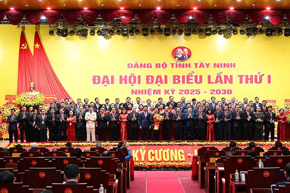 Mr. Nguyen Van Nen - Politburo member, Standing member of the 14th National Party Congress Documents Subcommittee presented the Politburo's decision, the Secretariat appointed the Tay Ninh Provincial Party Executive Committee, term 2025-2030. Photo: Kien Dinh