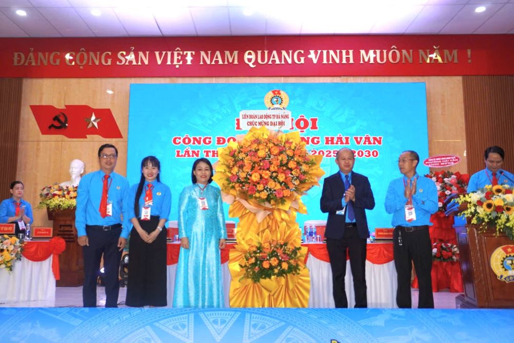 El Sr. Le Van Dai - Vicepresidente Permanente de la Federacion Laboral de la ciudad de Da Nang entrega flores para felicitar a los delegados sindicales del barrio de Hai Van para el mandato 2025-2023. Foto: Tran Thi