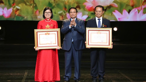 Thủ tướng Chính phủ Phạm Minh Chính – Chủ tịch Hội đồng Thi đua – Khen thưởng Trung ương đã trao danh hiệu “Chiến sĩ thi đua toàn quốc” cho hai cá nhân. Ảnh: Đình Luyện
