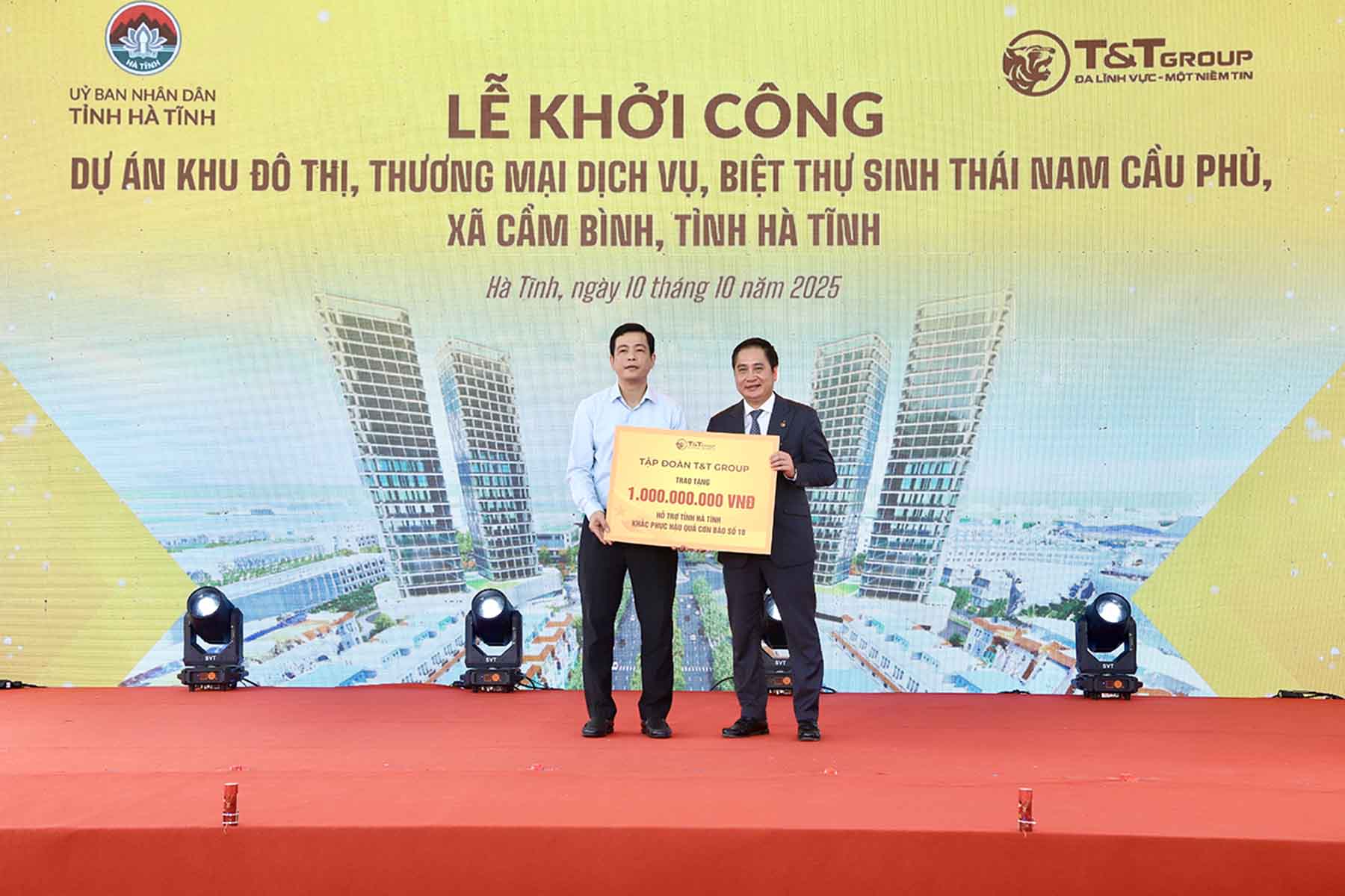 Trao ho tro 1 ti dong cho Ha Tinh khac phuc hau qua bao so 10. Anh: Tran Tuan.