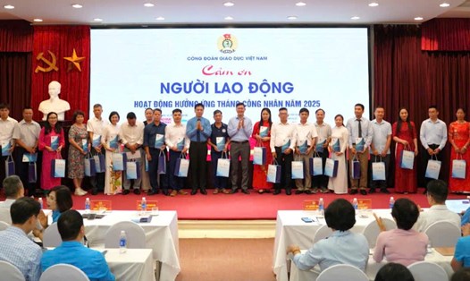 Lựa chọn và nhân rộng các gương điển hình tiên tiến với trọng tâm là tôn vinh người lao động trực tiếp là một trong những nhiệm vụ Công đoàn Giáo dục Việt Nam triển khai thời gian tới. Ảnh: Quỳnh Chi