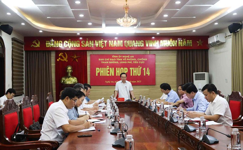 The Provincial Steering Committee on preventing and combating corruption, waste and negativity (established by Nghe An Provincial Party Committee) held a regular meeting. Photo: Phuong Thuy