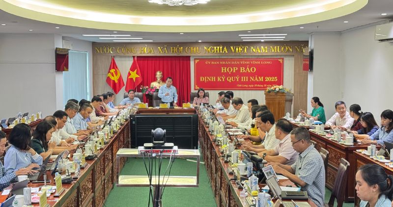 Lãnh đạo UBND tỉnh Vĩnh Long chỉ đạo xử lý dứt điểm tình trạng ô nhiễm tro bụi tại Nhà máy xay xát lúa ở xã Quới An. Ảnh: Hoàng Lộc