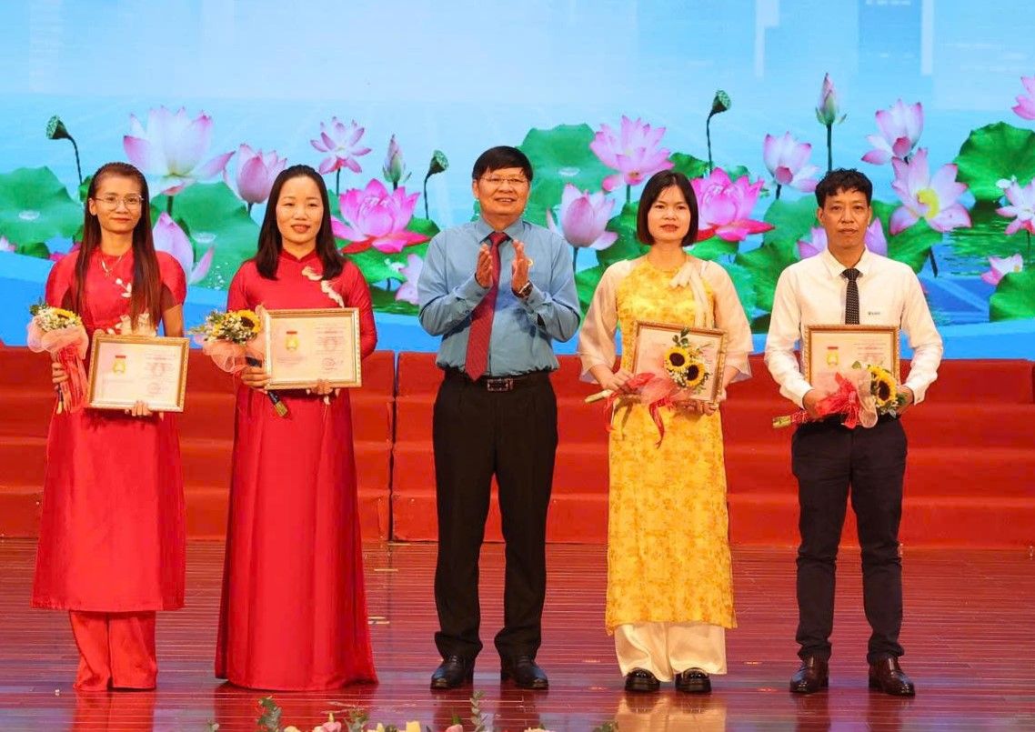 Pho Chu tich Tong LDLD Viet Nam Phan Van Anh trao Anh: Nguyen Truong
