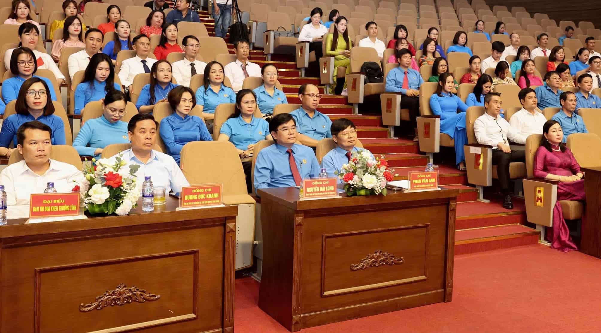 닌빈성 지역의 2020-2025년 경쟁 운동에서 우수 노동자 창의적 노동자를 표창하는 회의에 참석한 대표들 사진: Nguyen Truong