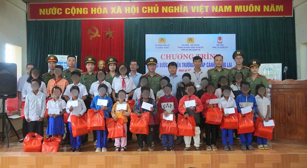 Quang Tri省の山岳地帯の生徒たちの手に渡る意味のある贈り物。写真:Hung Tho