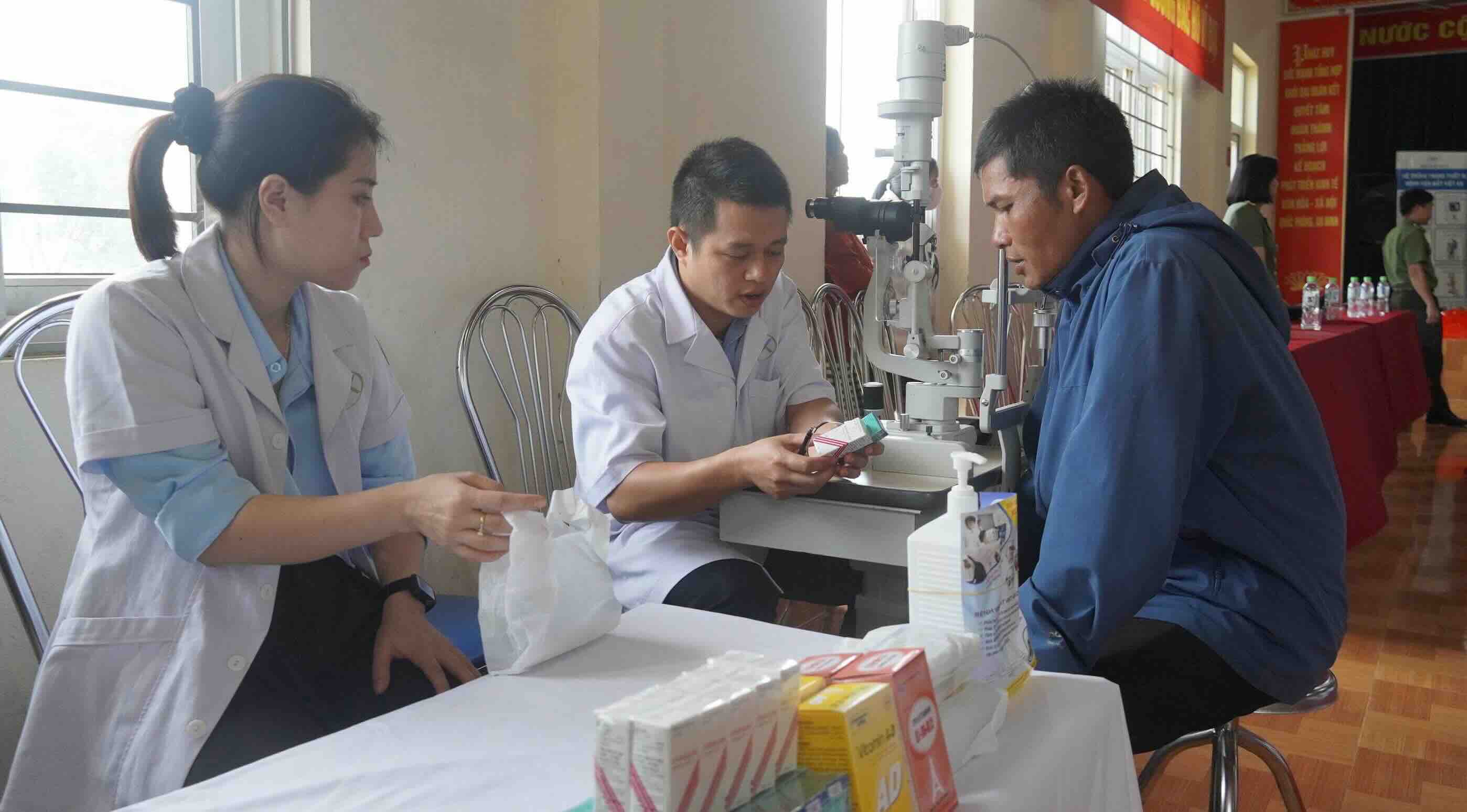 Kham mat va phat thuoc mien phi cho nguoi dan dia phuong. Anh: Hung Tho