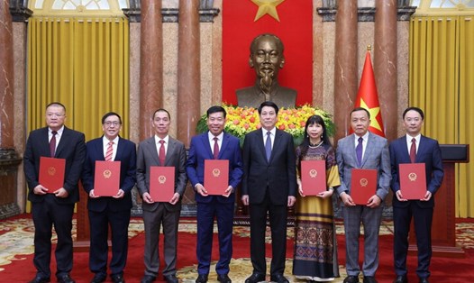 Ủy viên Bộ Chính trị, Chủ tịch nước Lương Cường với đại biểu và các cán bộ được phong hàm Đại sứ và bổ nhiệm Đại sứ Việt Nam ở nước ngoài. Ảnh: TTXVN