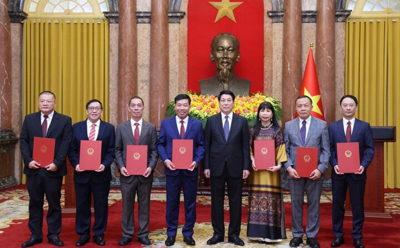 Politburo member and President Luong Cuong with delegates and officials were conferred the title of Ambassador and appointed Vietnamese Ambassadors abroad. Photo: VNA