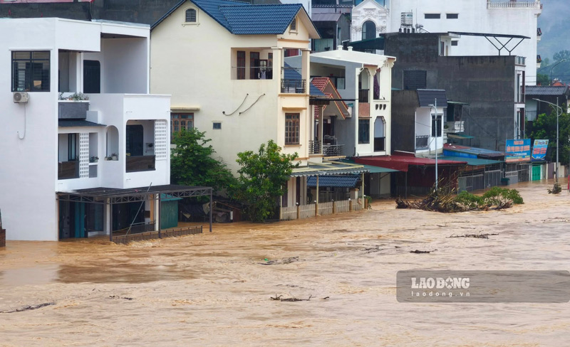 Mua lu cuon di rat nhieu tai san cua nhan dan. Anh: Tan Van