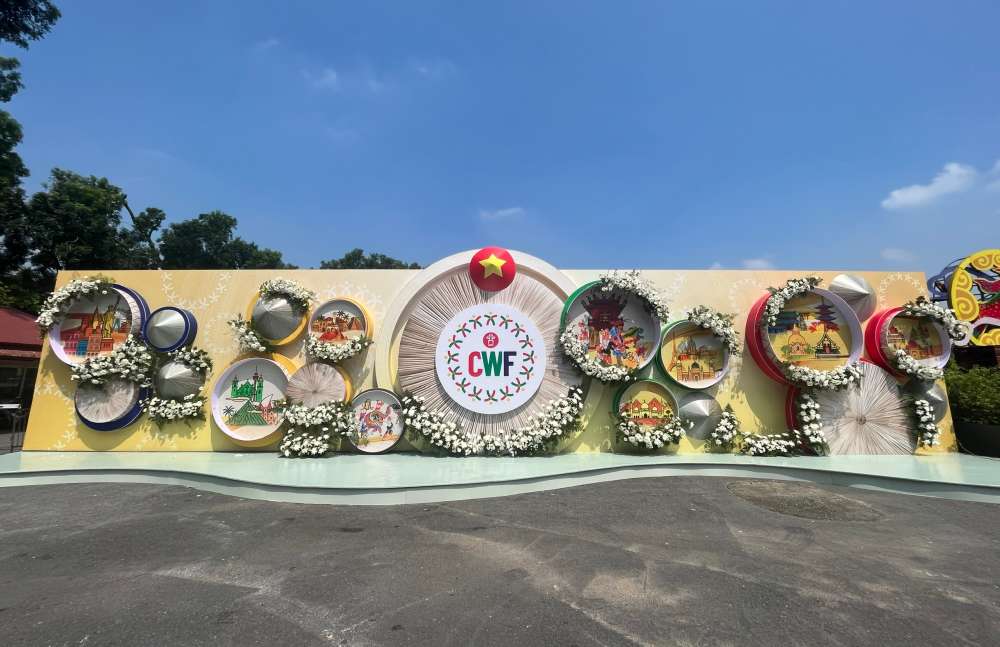 Kültür, Spor ve Turizm Bakanlığı (MCST) ve Dışişleri Bakanlığı ile Hanoi Halk Komitesi'nin koordinasyonunda düzenlenen ilk Dünya Kültür Festivali, 10-12 Ekim tarihleri ​​arasında Thang Long İmparatorluk Kalesi Miras Merkezi'nde gerçekleştirilecek. Büyük açılış öncesinde, açılış töreni hazırlıkları hızla tamamlanıyor.