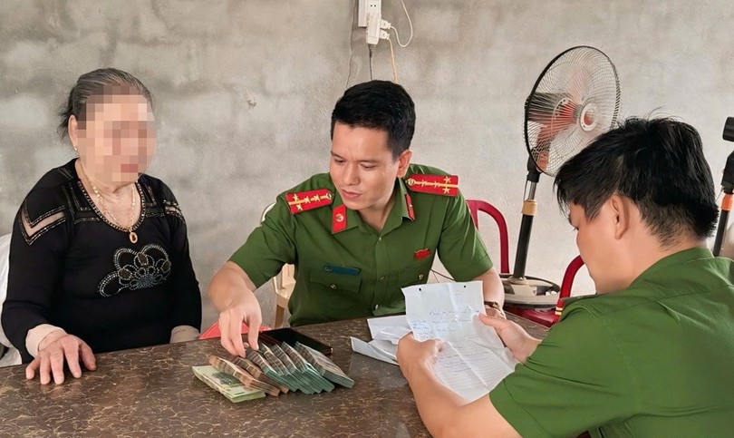 Bà T rút 300 triệu để chuyển cho kẻ lừa đảo thì được ngăn kịp thời. Ảnh: Công an Hà Tĩnh.