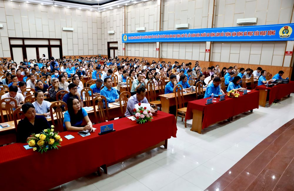 Quang canh buoi tap huan voi 300 can bo cong doan den tu cong doan xa, phuong va cac cong doan co so. Anh: Duy Tuan