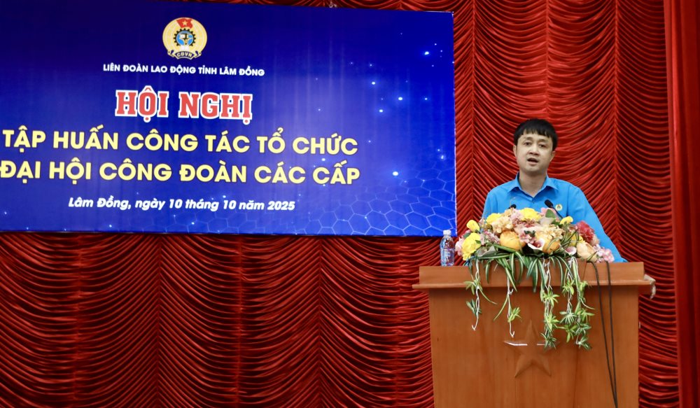 Ong Ho Cong Duong - Pho Chu tich Thuong truc Lien doan Lao dong tinh Lam Dong giai dap cac thac mac tai tap huan. Anh: Duy Tuan