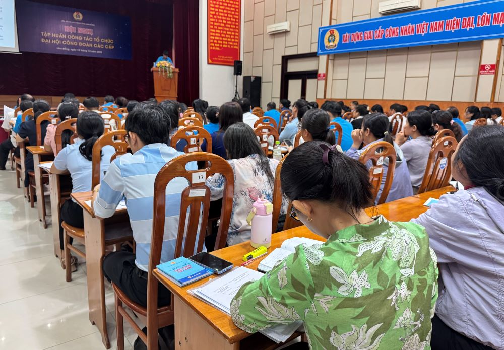 Can bo cong doan duoc phat tai lieu. Anh: Duy Tuan