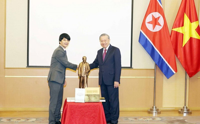 General Secretary To Lam presented a statue of President Ho Chi Minh and a book to the Vietnamese Embassy in North Korea. Photo: VNA