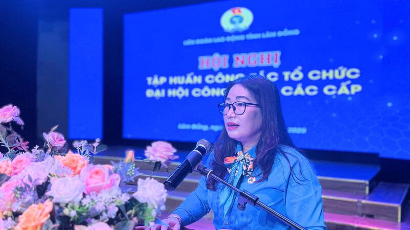 Vu Thi Oanh 여사 - 람동성 노동 연맹 부위원장이 기초 노동조합 간부 연수 회의 개막 연설을 하고 있습니다. 사진: Lam Duc