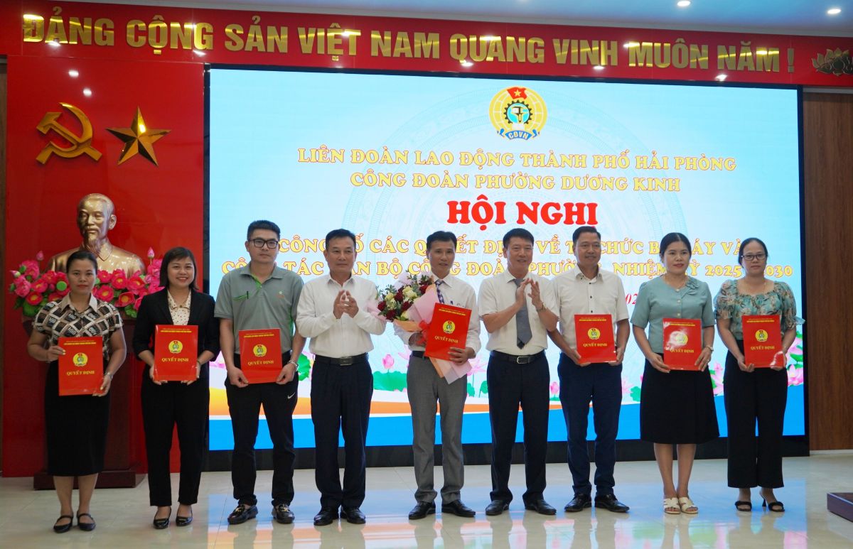 하이퐁 Duong Kinh Brown 노동조합이 설립 결정을 받았습니다. 사진: Mai Dung