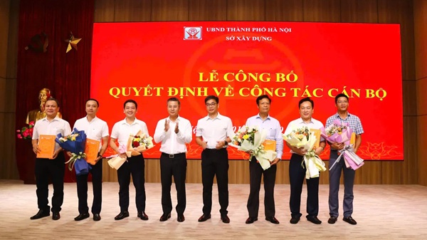 The Director of the Hanoi Department of Construction presented the decision to establish the Transport Inspectorate. Photo: Department of Transport