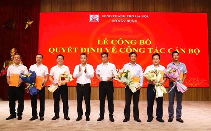 The Director of the Hanoi Department of Construction presented the decision to establish the Transport Inspectorate. Photo: Department of Transport