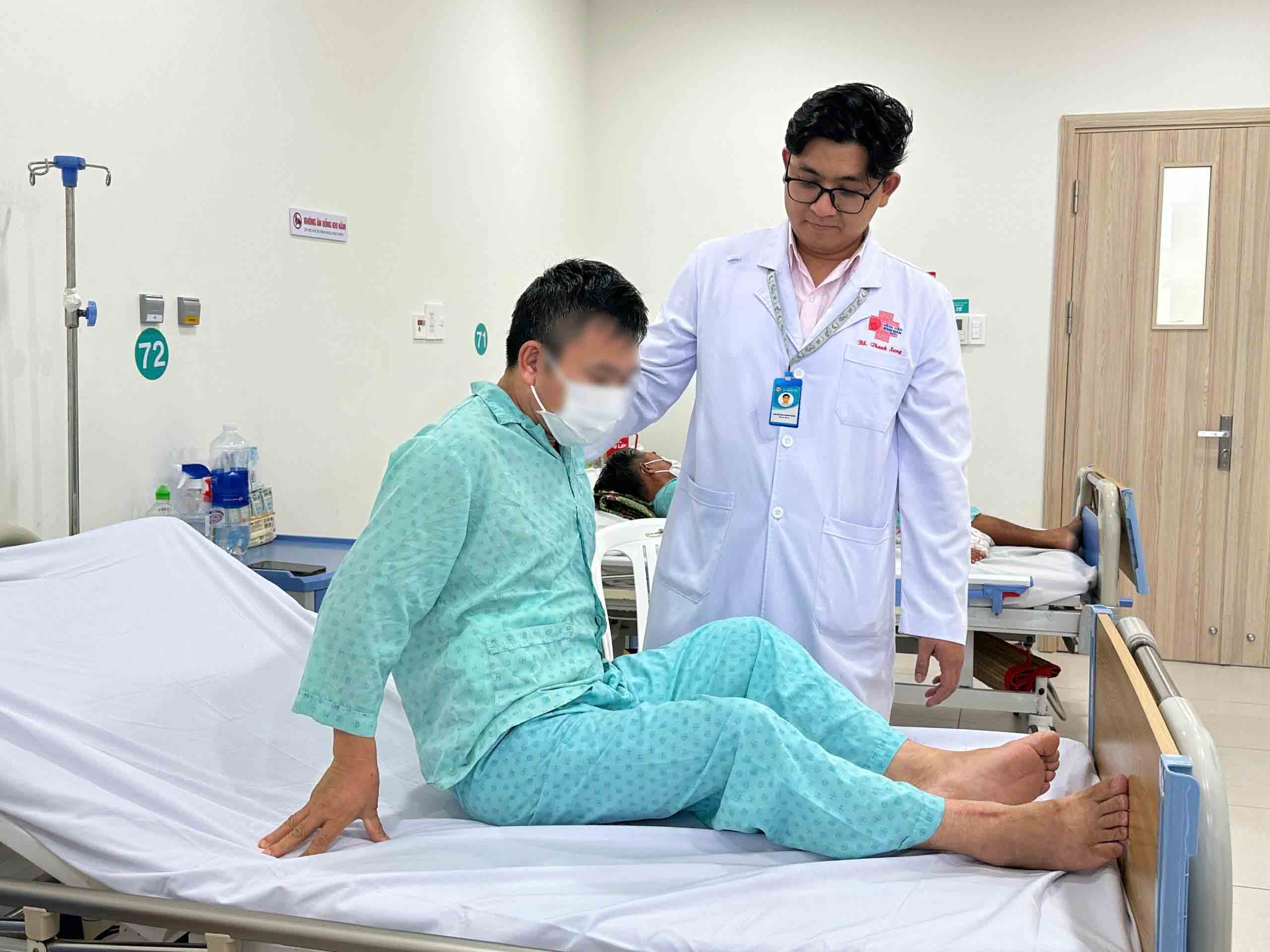 Bac si huong dan cho nguoi benh sau mo. Anh: Benh vien cung cap