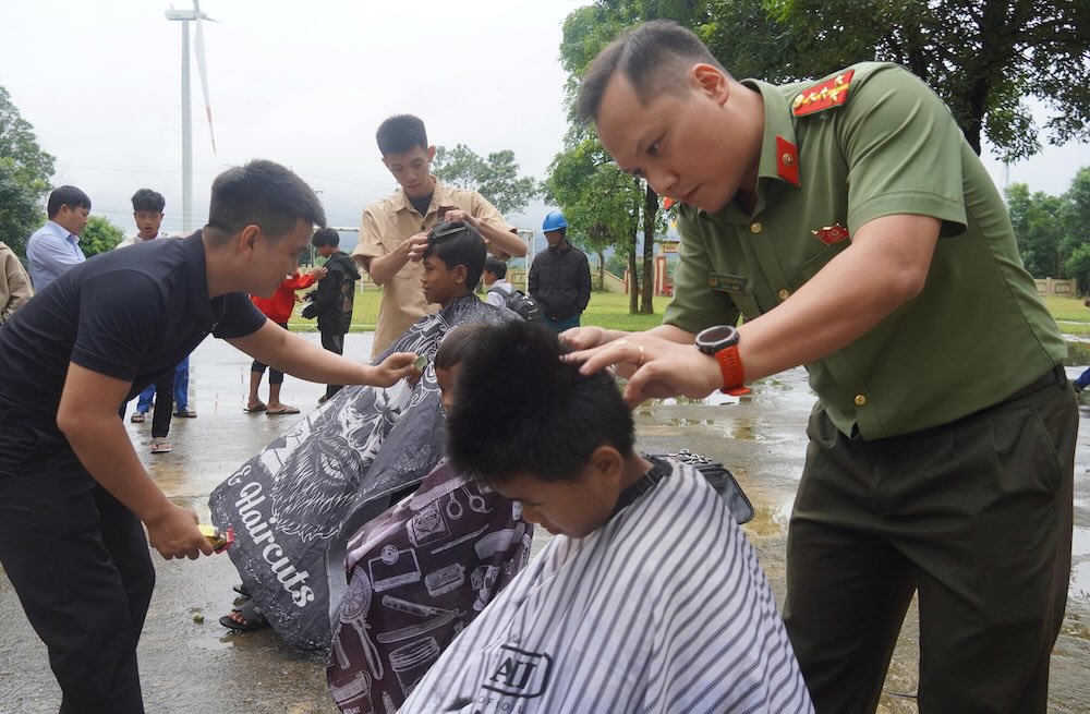 Police officers bring gifts and give love to students in the mountainous areas of Quang Tri. Photo: Hung Tho