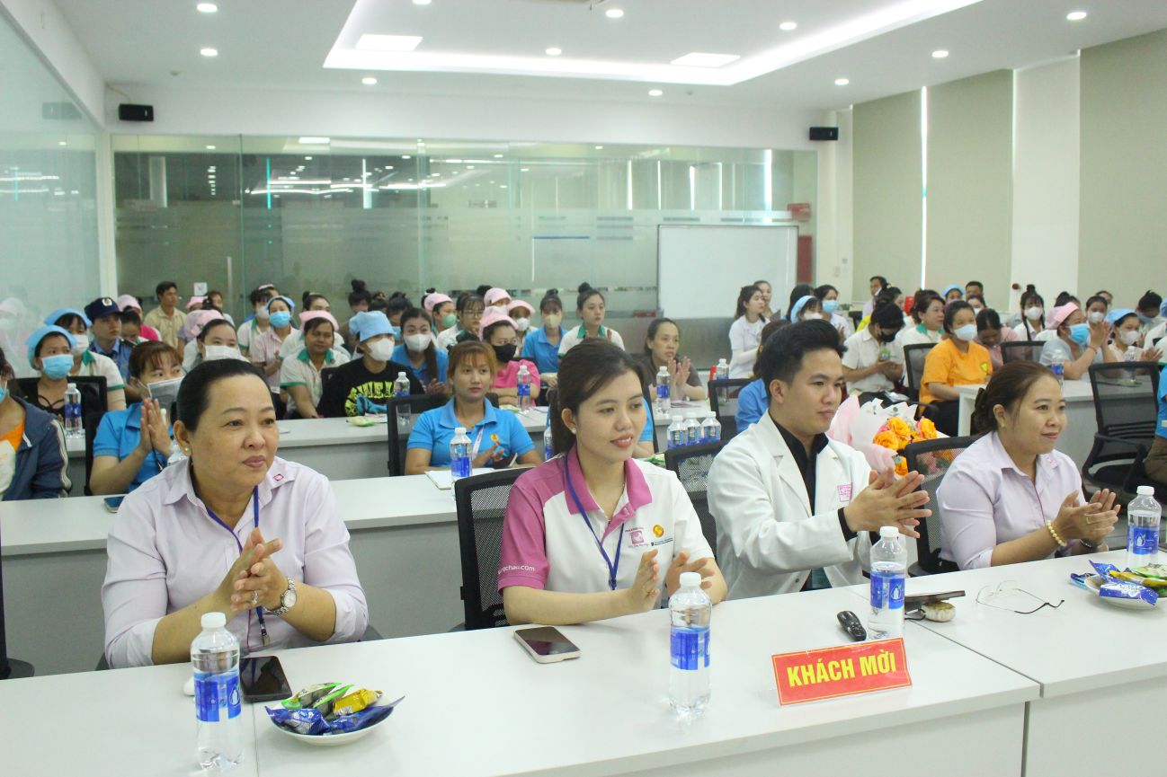 Dai bieu, khach moi tham du le ra mat. Anh: Thanh Mai
