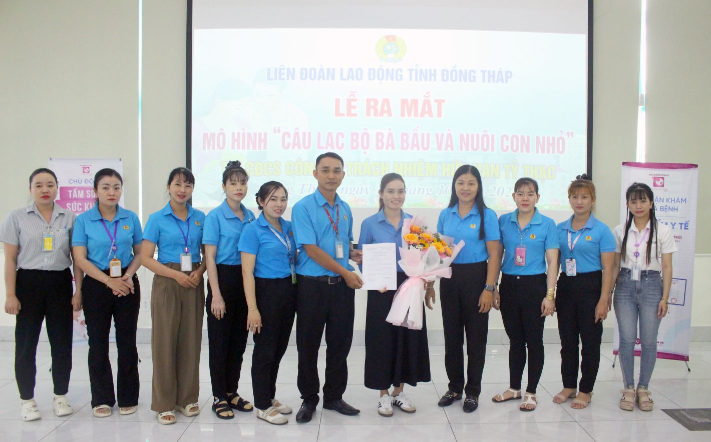 Trao quyet dinh thanh lap va tang hoa Cau lac bo Ba bau va nuoi con nho. Anh: Thanh Mai