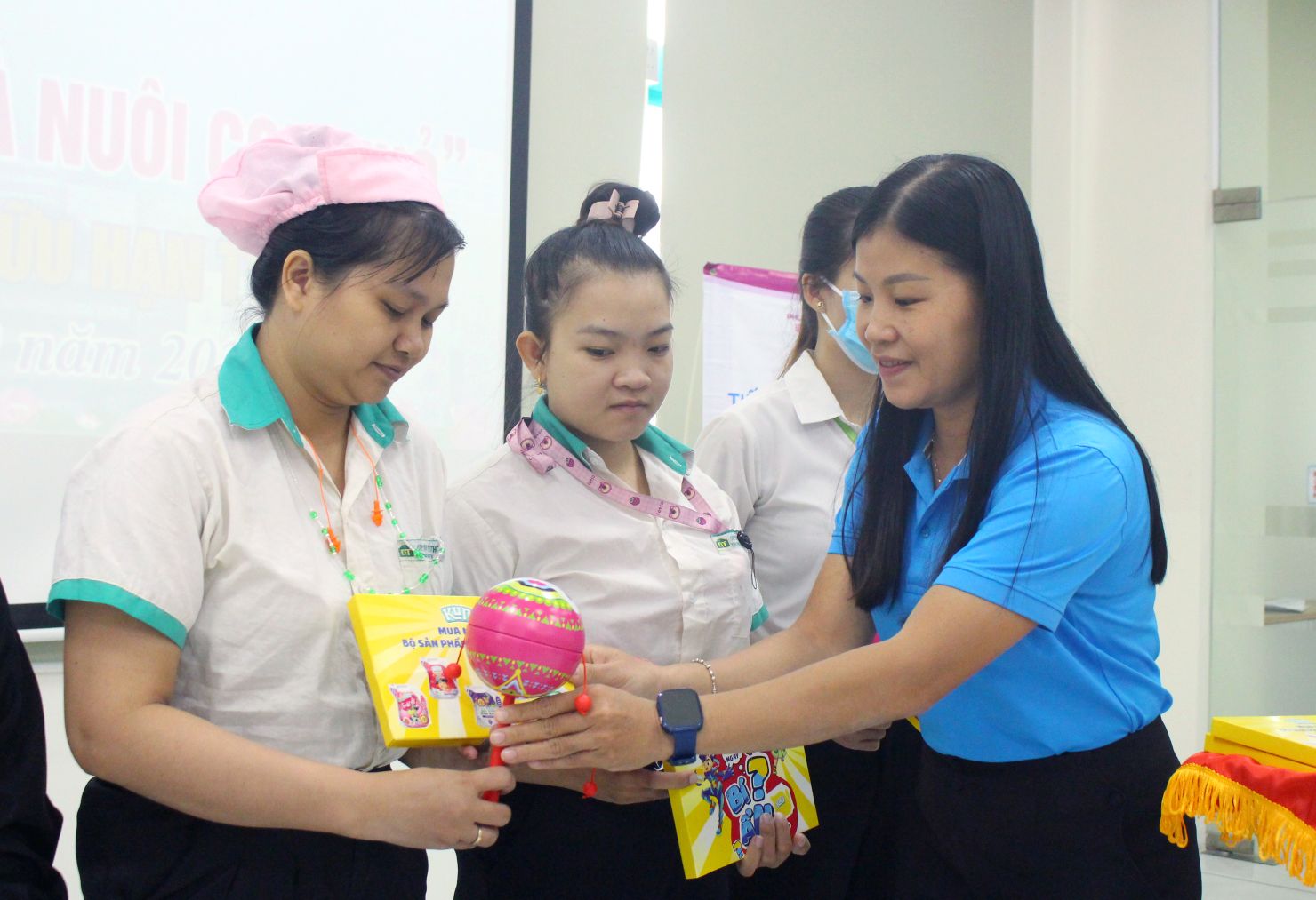 Ba Truong Thi Thuy Linh - Truong Bo phan Nu cong, LDLD tinh trao qua cho thanh vien cau lac bo. Anh: Thanh Mai