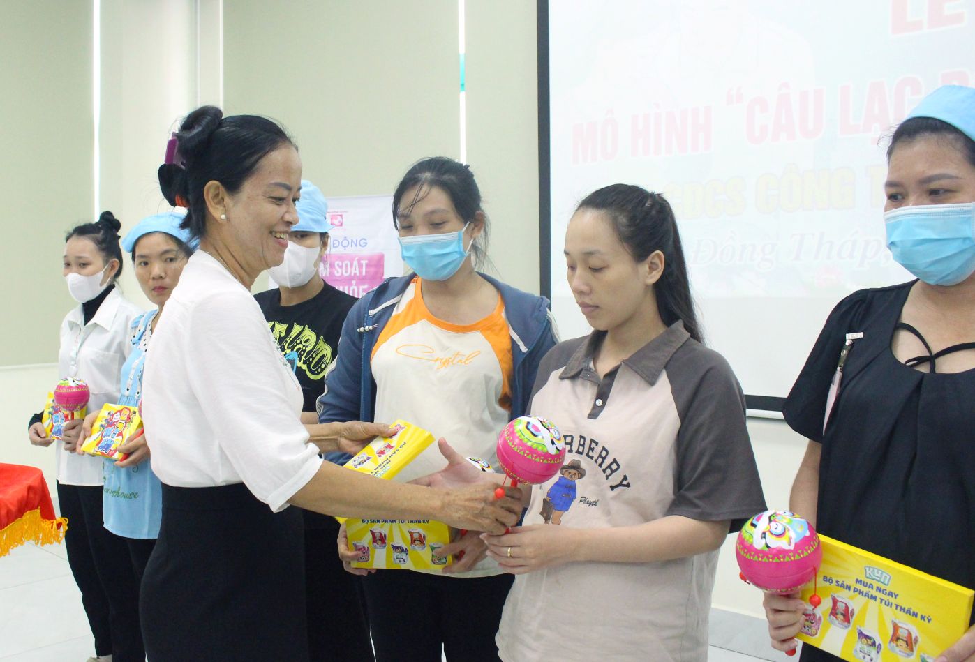 Ba Phan Thi Quyen – Giam doc Hanh chinh Cong ty TNHH Ty Thac trao qua cho thanh vien Cau lac bo Ba bau va nuoi con nho. Anh: Thanh Mai  