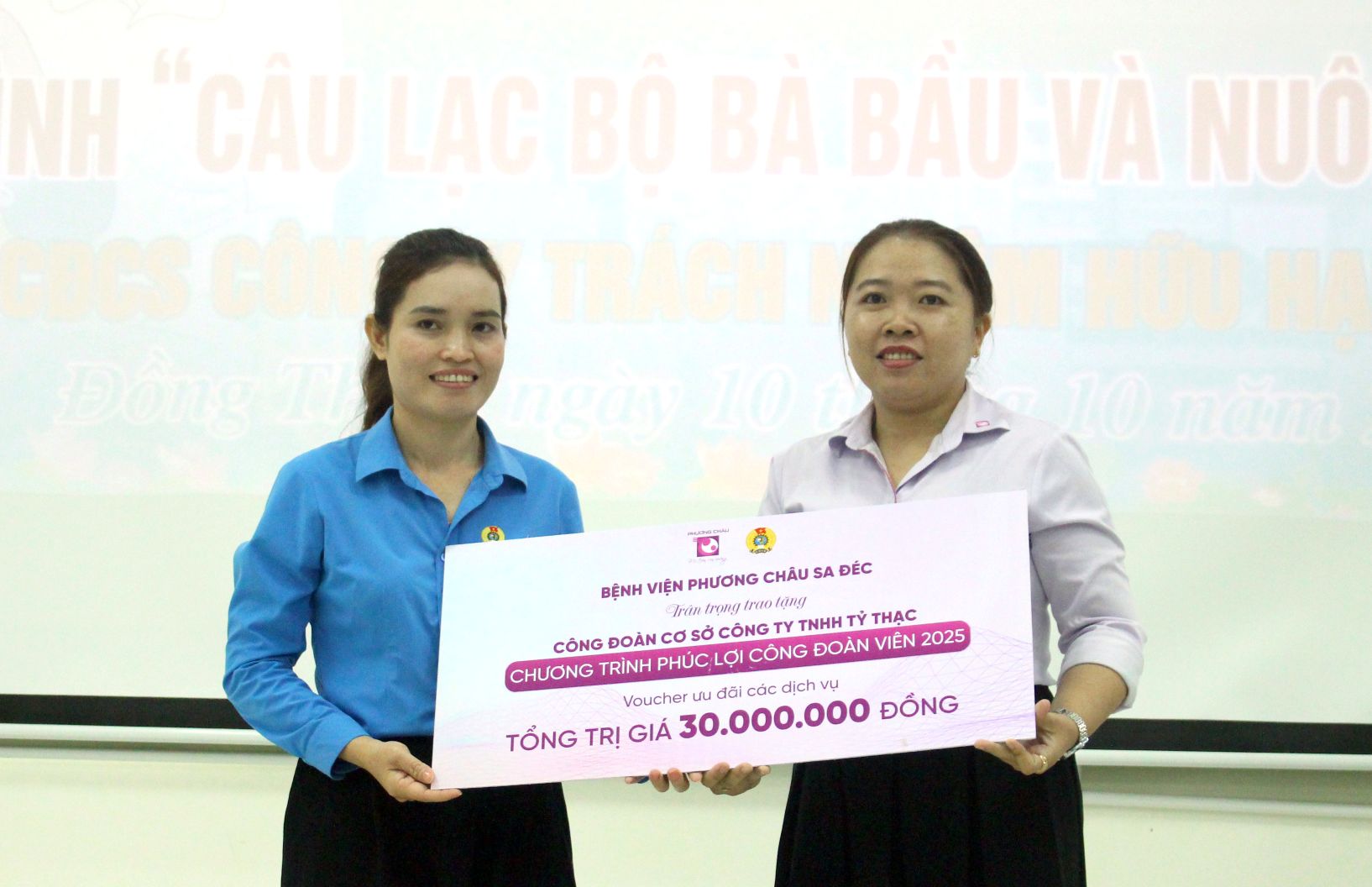 Dai dien Cong doan co so Benh vien Phuong Chau Sa Dec trao ho tro Cong doan co so Cong ty TNHH Ty Thac. Anh: Thanh Mai