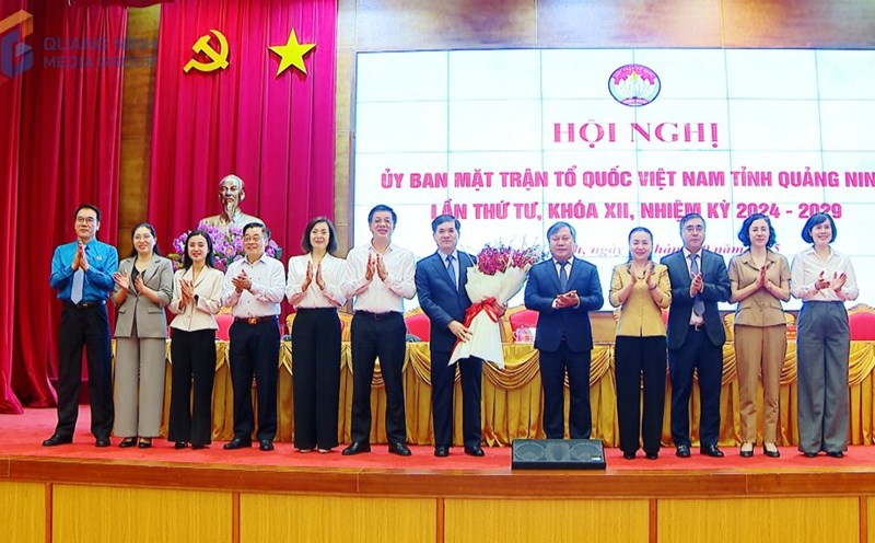 Provincial leaders, Standing Committee of the Quang Ninh Provincial Fatherland Front Committee presented flowers to congratulate Mr. Vu Quyet Tien - Deputy Secretary of the Provincial Party Committee, Chairman of the Quang Ninh Provincial Fatherland Front Committee. Photo: Nguyen Thanh