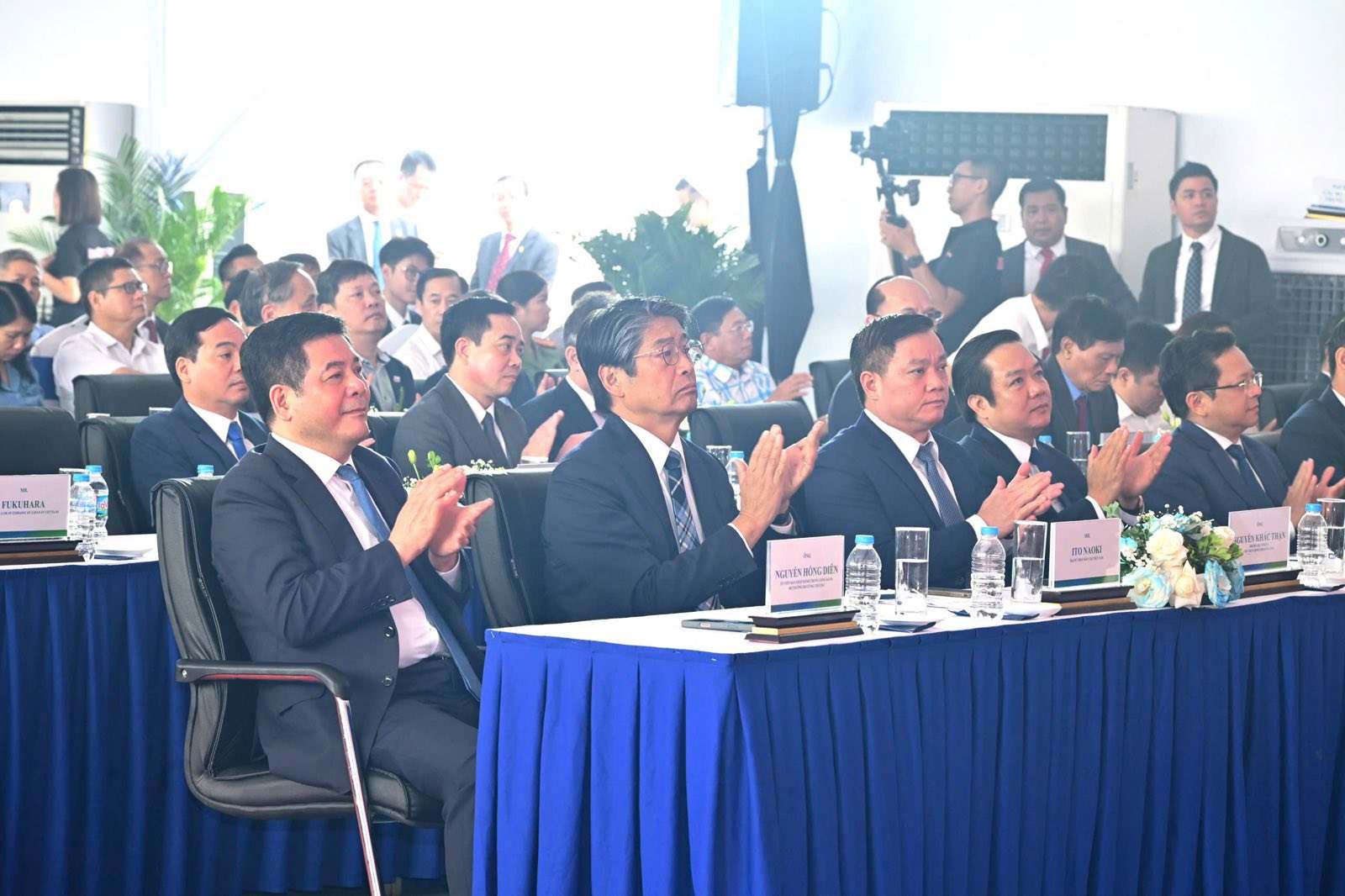 Hung Yenでの起工式に出席した代表者。写真VGP