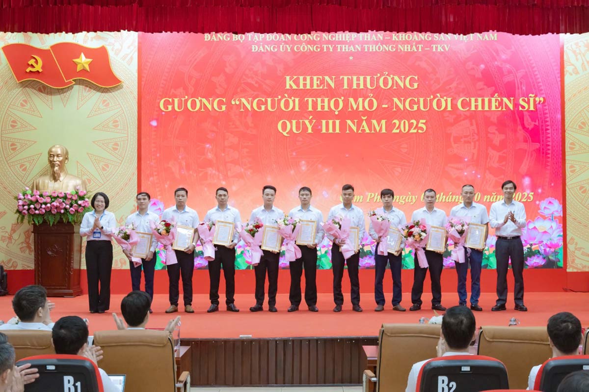 The Party Committee of Thong Nhat Coal Company - TKV (Quang Ninh) commended and spread the exemplary image of "Miner - Soldier" in the third quarter of 2025. Photo: Thong Nhat Coal Company
