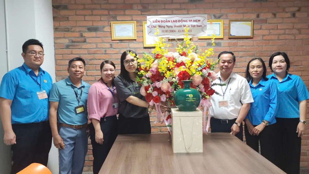 The Area Management Working Group No. 5 and the Chau Pha Commune Trade Union visited and worked at All Wells Vietnam International Company Limited. Photo: Thanh An