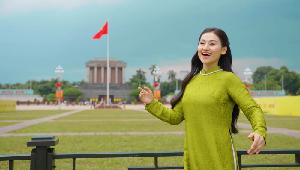 가수 Le Minh Ngoc이 수도 해방 71주년 기념 뮤직비디오를 소개합니다. 사진: 캐릭터 제공