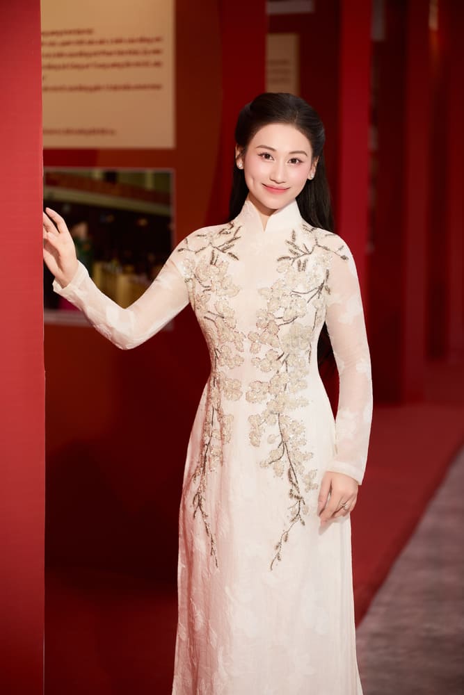 Le Minh Ngoc tung gianh ngoi vi Quan quan dong nhac dan gian cuoc Sao Mai 2022 va doat giai Nhat cuoc thi Hat thinh phong nhac kich Toan quoc 2023. Anh: Nhan vat cung cap