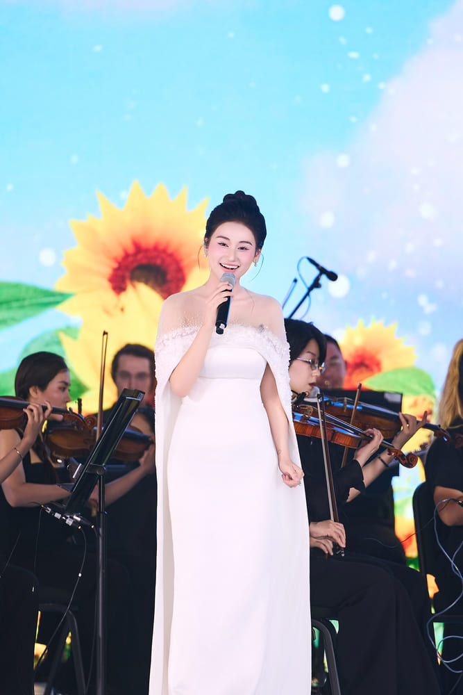 Ca si Le Minh Ngoc gay chu y khi tham gia hat Le khoi cong Nha hat Oprera Ha Noi (Nha hat Ngoc Trai) voi Dan nhac Giao huong Mat Troi. Anh: Nhan vat cung cap