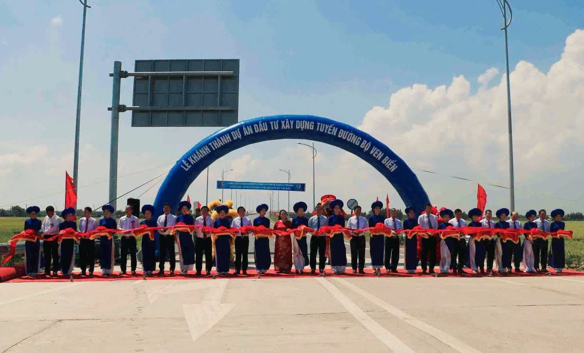 Leaders of Hung Yen province and investors attended the inauguration ceremony of the coastal road. Photo: Phuong Lien