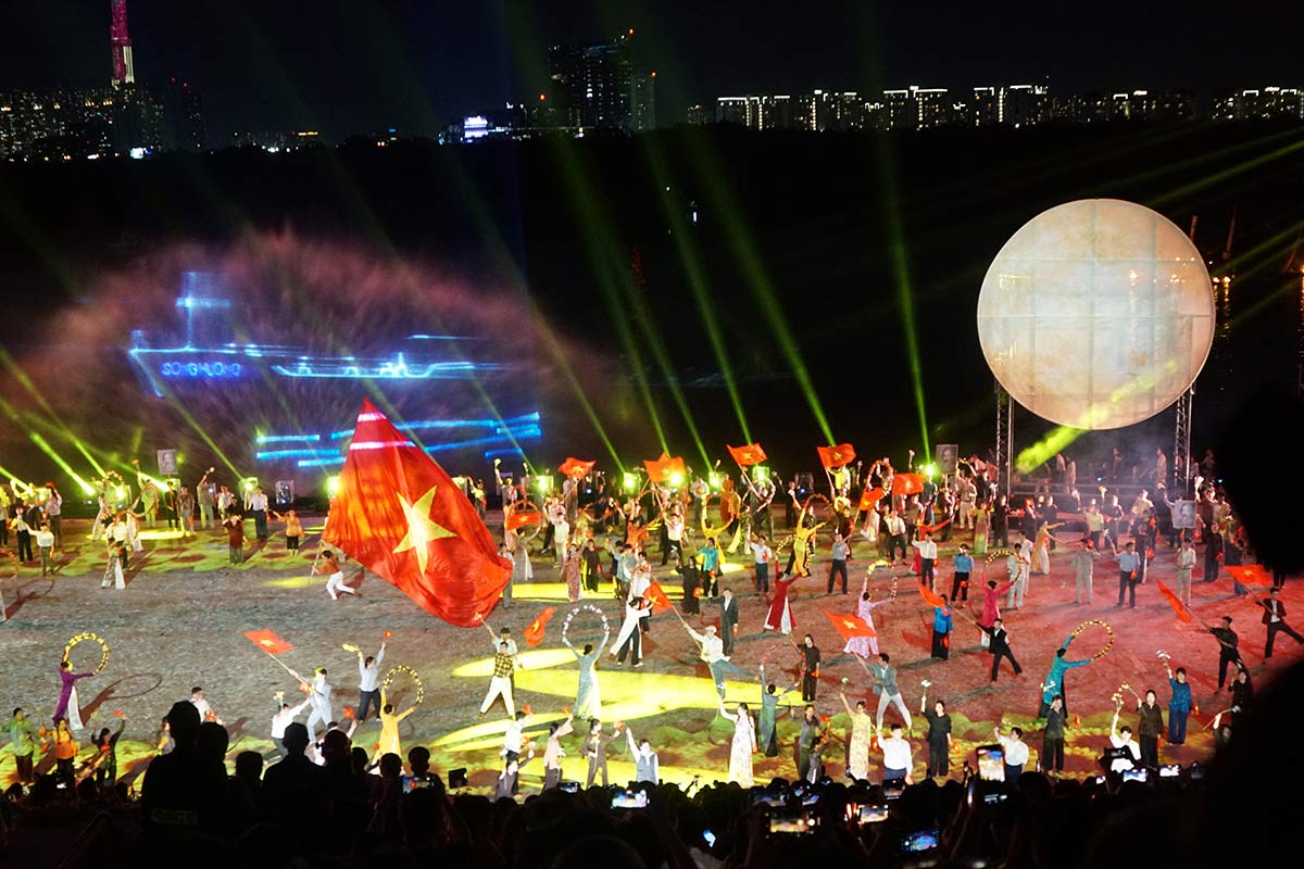 Le hoi Song nuoc TPHCM lan 2 nam 2024 de lai nhieu an tuong voi nguoi dan va du khach. Anh: Ngoc Le