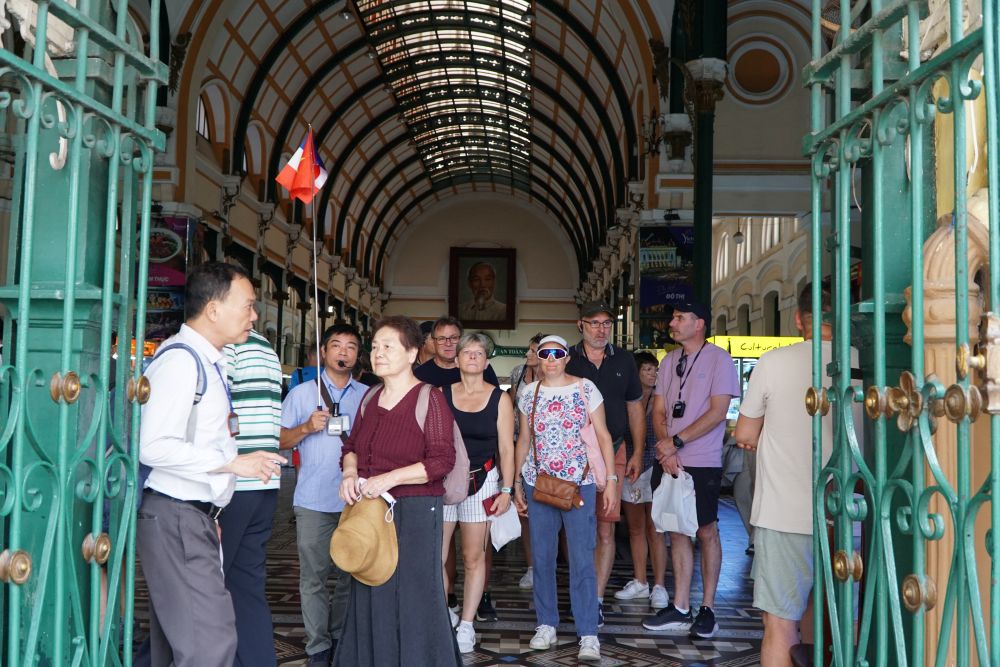 Khach du lich trong va ngoai nuoc den tham quan Buu dien Thanh pho. Anh: Thanh Chan