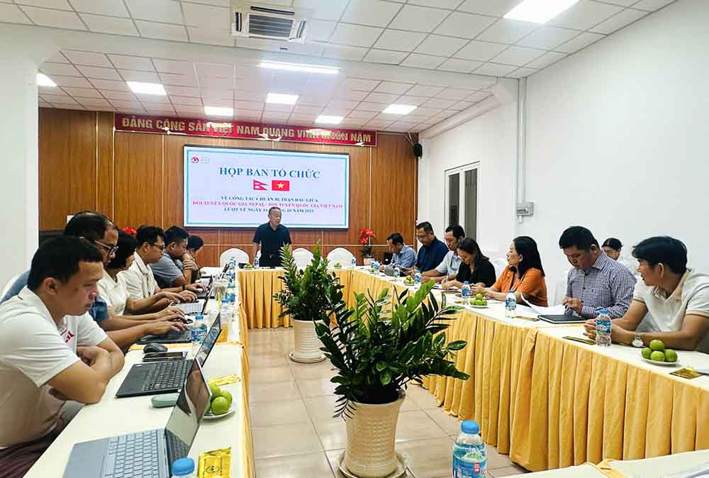 베트남 대표팀과 네팔 대표팀 간의 2차전 경기 준비 작업 시행. 사진: VFF