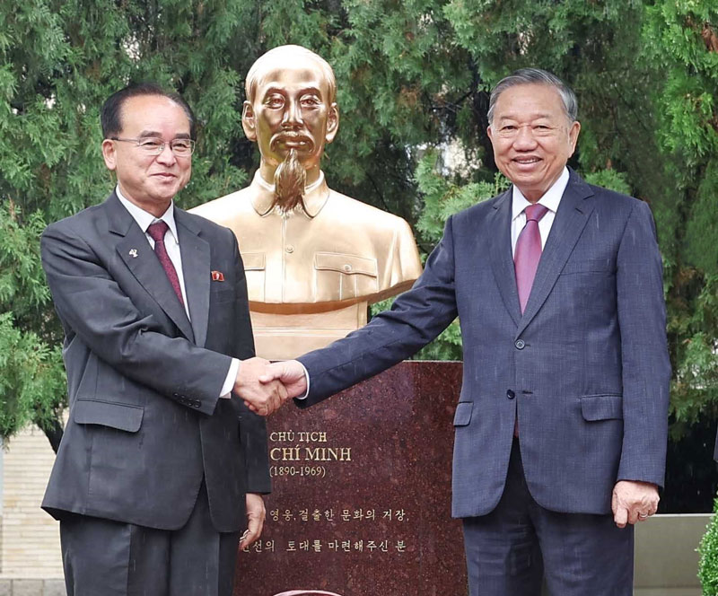 Tong Bi thu To Lam va Uy vien Thuong vu Bo Chinh tri, Bi thu Trung uong Dang, Truong Ban To chuc Trung uong Dang Lao dong Trieu Tien Cho Yong Won tai le khanh thanh tuong Chu tich Ho Chi Minh. Anh: TTXVN