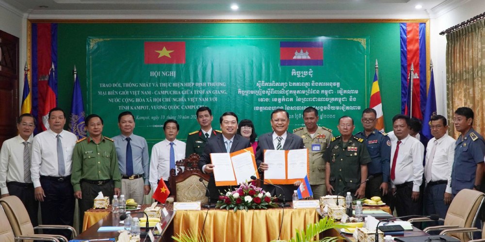 Ambas partes firmaron actas sobre el intercambio la unificacion y la implementacion del Acuerdo de Comercio Fronterizo Vietnam-Camboya entre las provincias de An Giang y Kampot. Foto: Phuong Vu