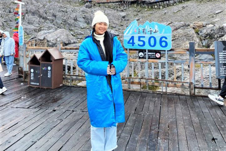 Travel on the mountain, more than 4,000m high, to see the snow mountains. Photo: Khanh Trang